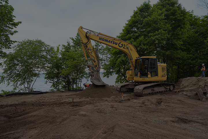 Une pelle excavatrice qui travaille sur l'aménagement extérieur sur un chantier.