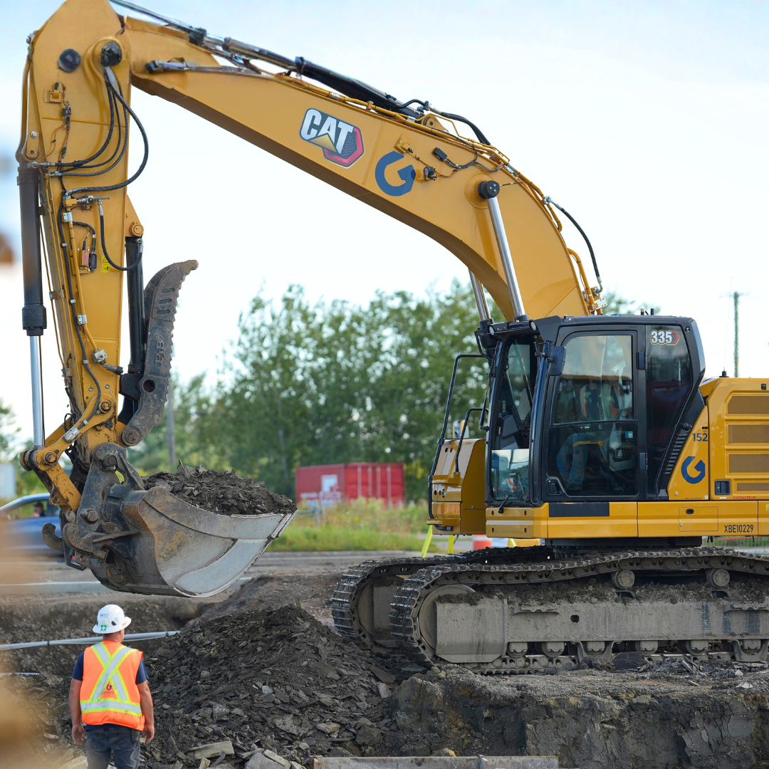 Pelle excavatrice qui travaille sur un chantier