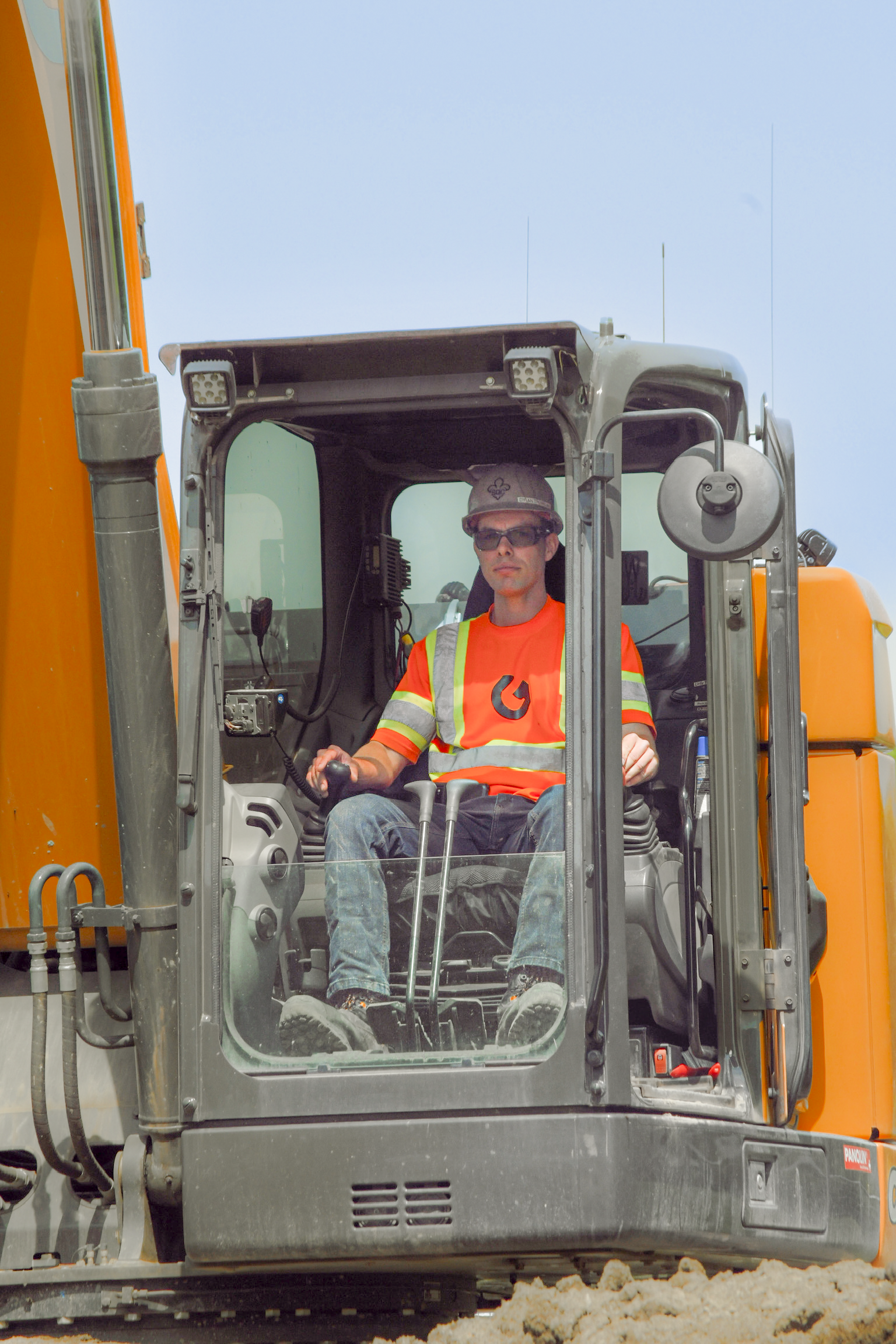 Opérateur de pelle Gosselin Tremblay Excavation en action sur un chantier commercial.