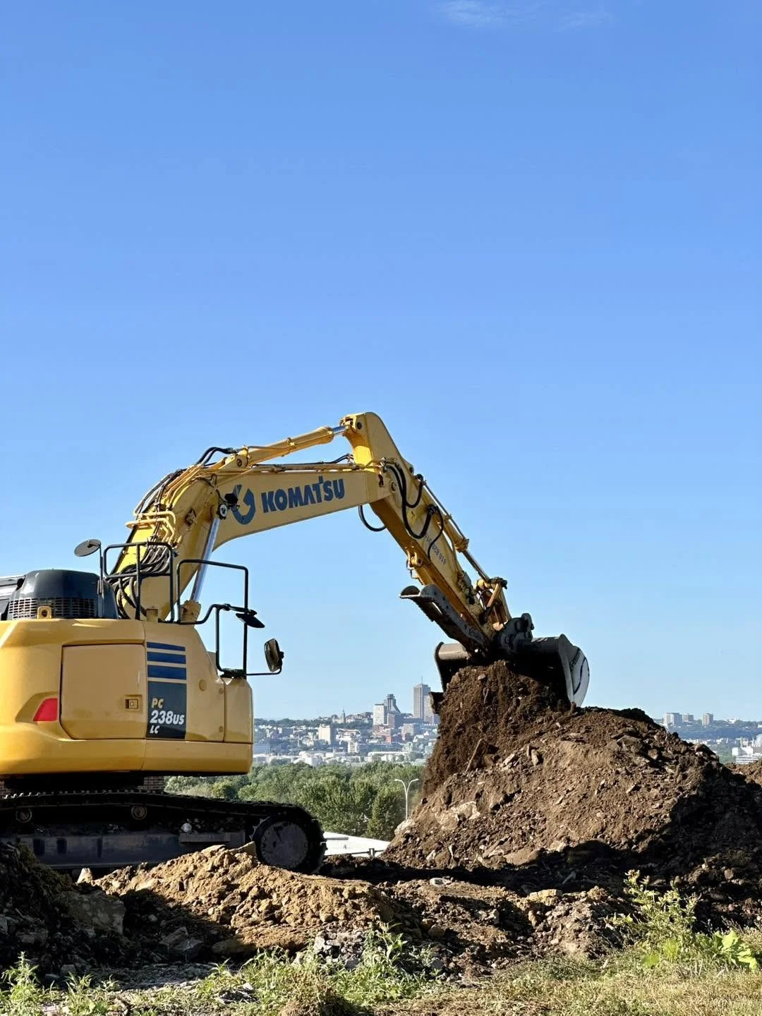 Machinerie lourde de Gosselin Tremblay Excavation en action sur un grand chantier de construction commerciale et industrielle à Québec.