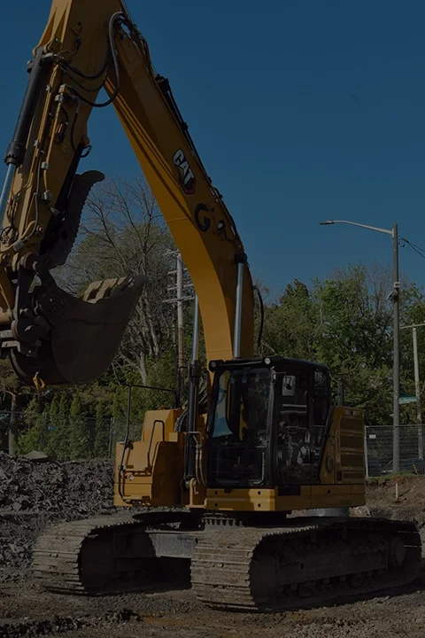 Excavatrice de Gosselin Tremblay Excavation en action sur un chantier commercial à Québec.