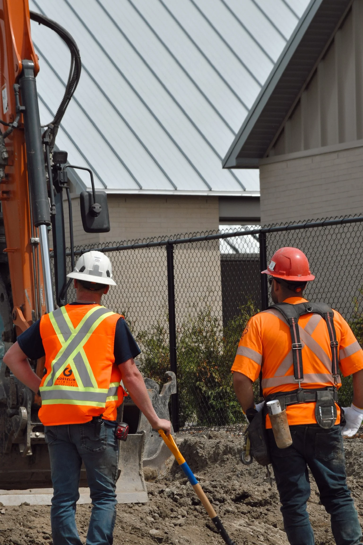 L'équipe de Gosselin Tremblay Excavation en pleine discussion et coordination des travaux sur un chantier commercial à Québec.