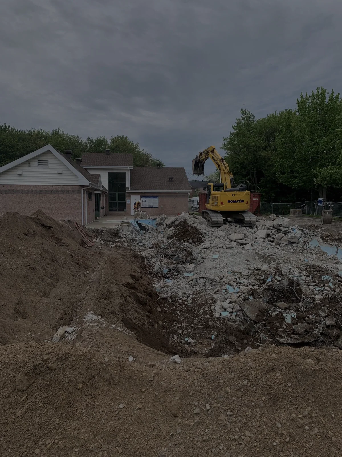 Démolition sécurisée d'une structure commerciale par l'équipe de Gosselin Tremblay Excavation à Québec.