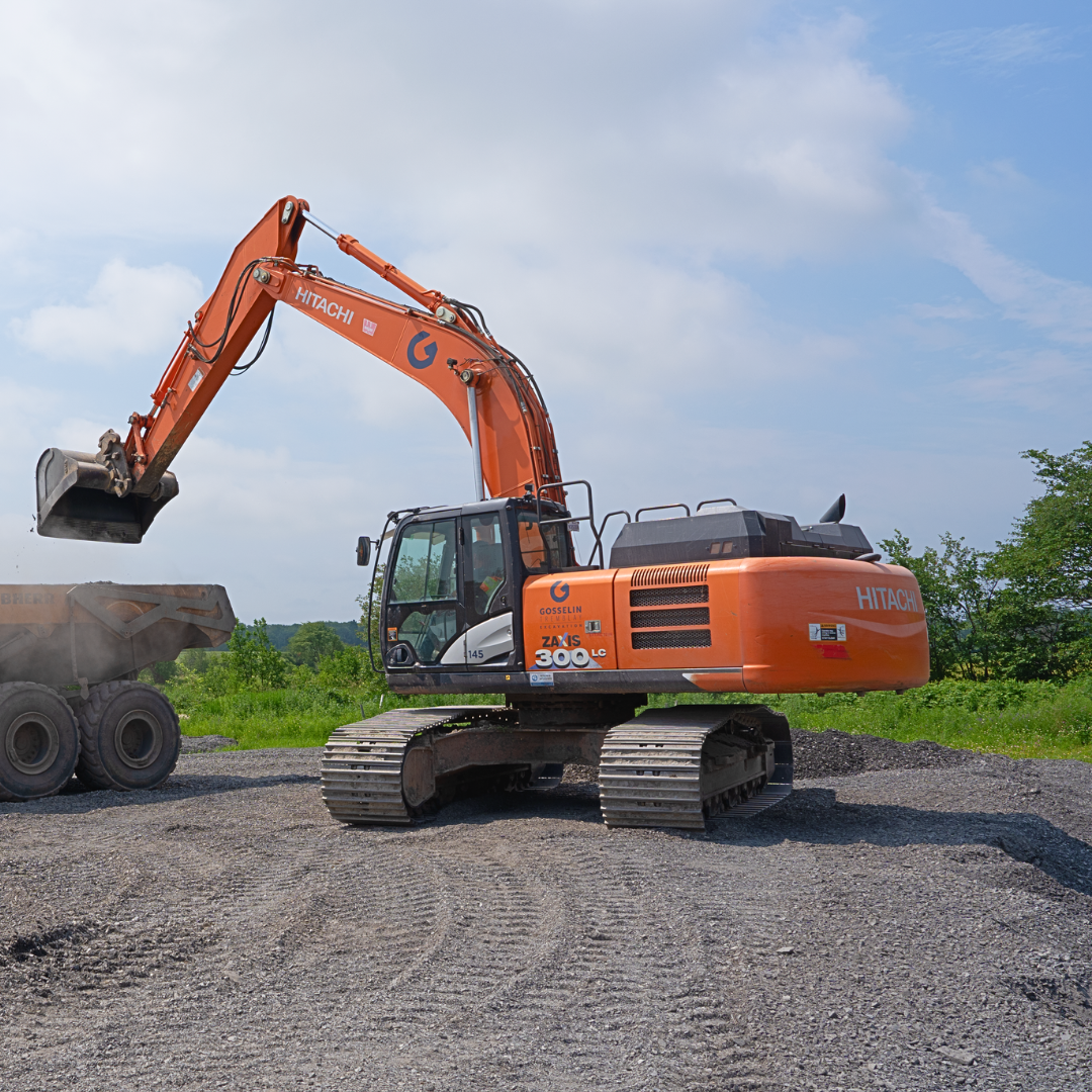 Pelle Hitachi qui travaille sur un chantier d'excavation agricole