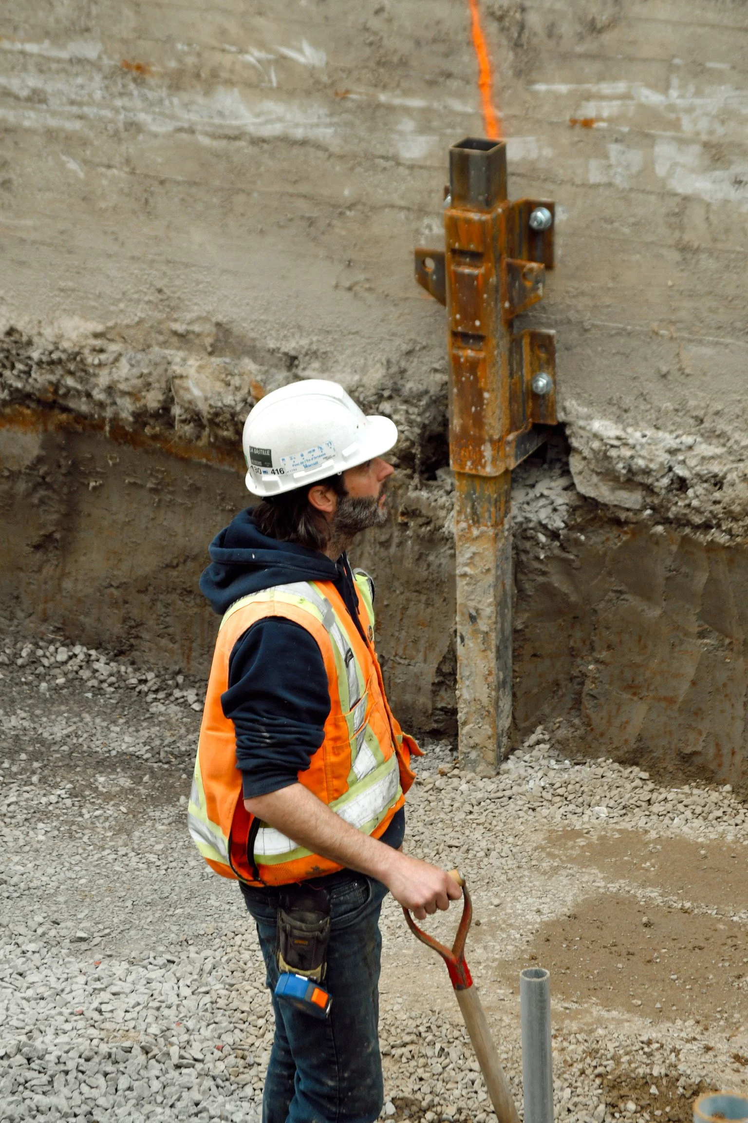 Contremaître d'expérience de Gosselin Tremblay Excavation supervisant les opérations et la sécurité sur un chantier à Québec.
