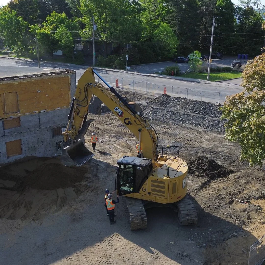 Démolition sécurisée d'une structure commerciale par l'équipe de Gosselin Tremblay Excavation.