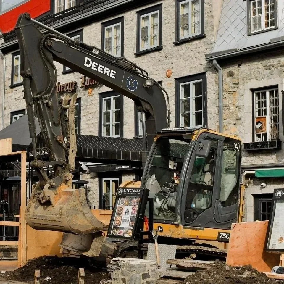 Pelle mécanique qui travaille sur un chantier historique dans le Vieux-Québec.