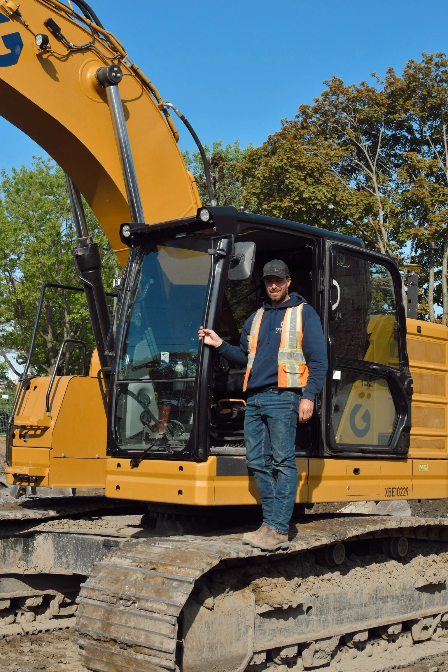 Opérateur en excavation devant une machine à Québec