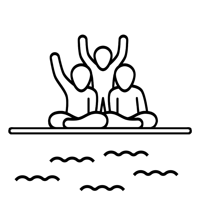 Tre persone che si abbracciano in acqua, sorridenti, con le braccia alzate in segno di festa.