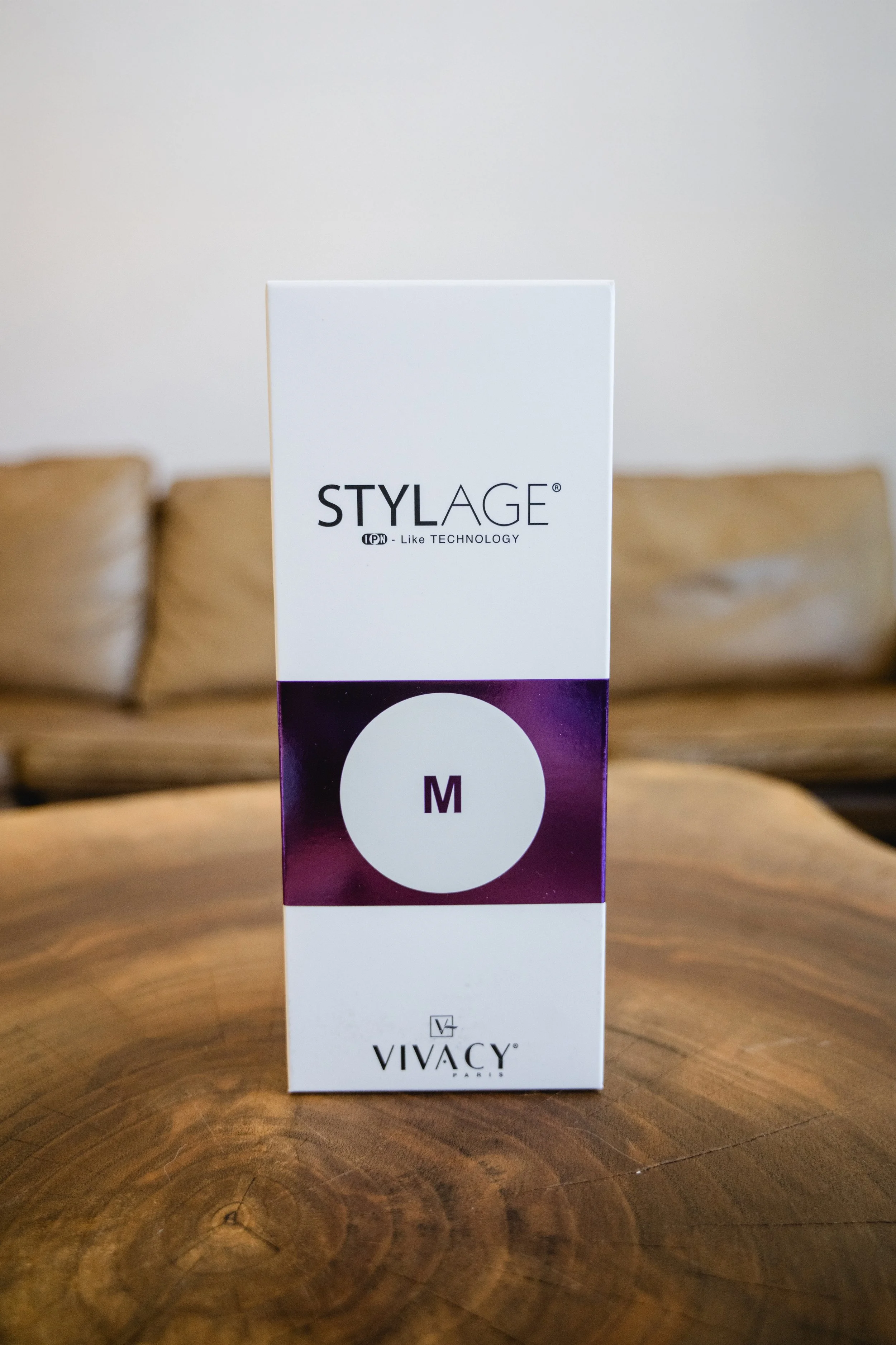 Produkverpackung von Vivacy mit dem Label 'Style' und Größe M, auf einem Holztisch.