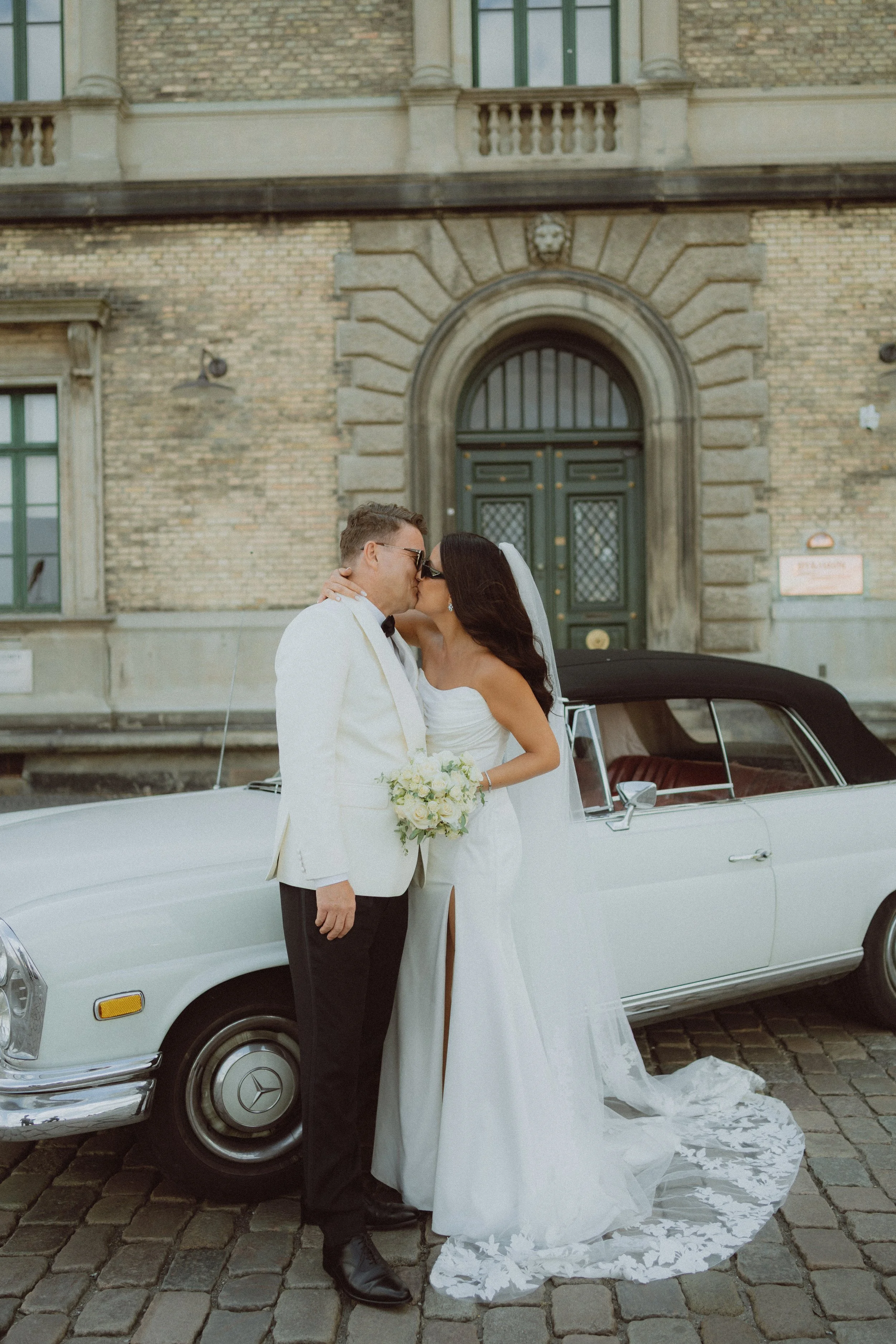 Wedding portrait with motion and real interaction