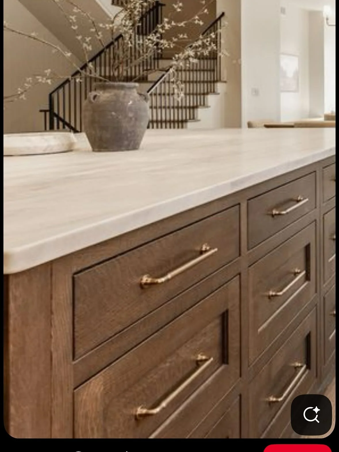 Walnut is having a major comeback moment 🤎✨
Goodbye all-white everything&hellip; hello rich, warm, moody luxe! There&rsquo;s something about walnut cabinetry &mdash; that natural grain, those cozy chocolate tones &mdash; that instantly makes a space
