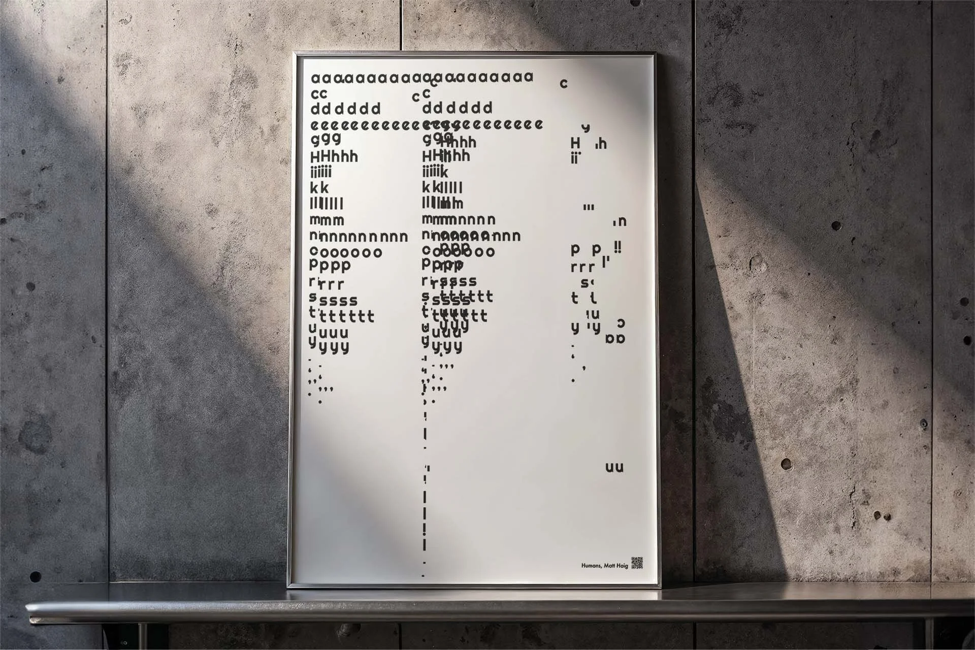 Ein Plakat mit verschiedenen Buchstabenkombinationen, erstellt vom Künstler Matt Haig, an einer Betonwand angebracht.