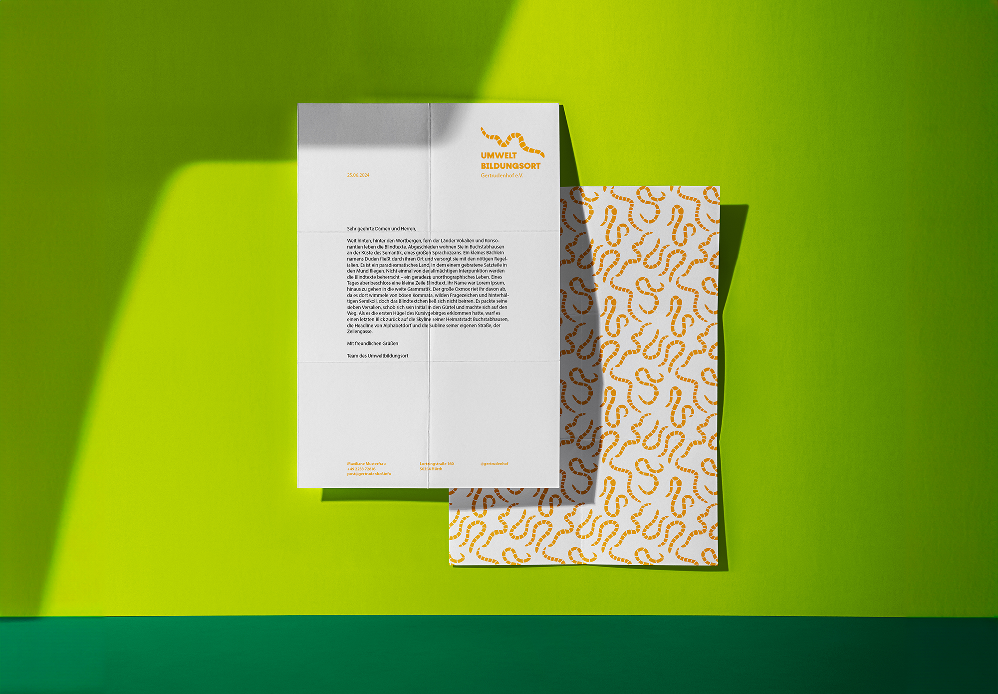 Folded-Papers-Brand-Free-psd-Mockup.png