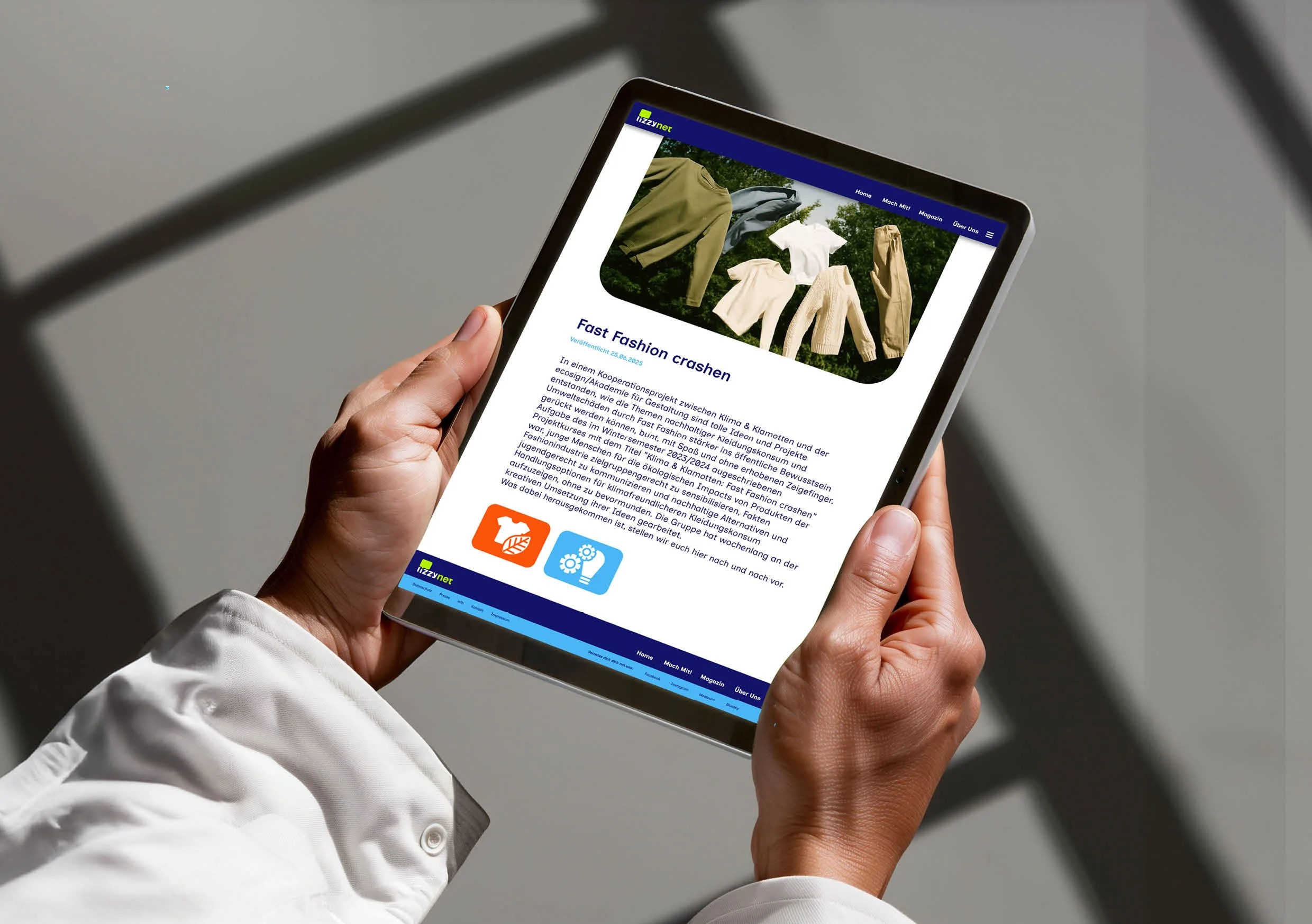 Person hält ein Tablet mit einer Webseite, die Kleidung und einen Artikel über eine schnelle Modekooperation zwischen Klima- und Jugendbewegungen zeigt.