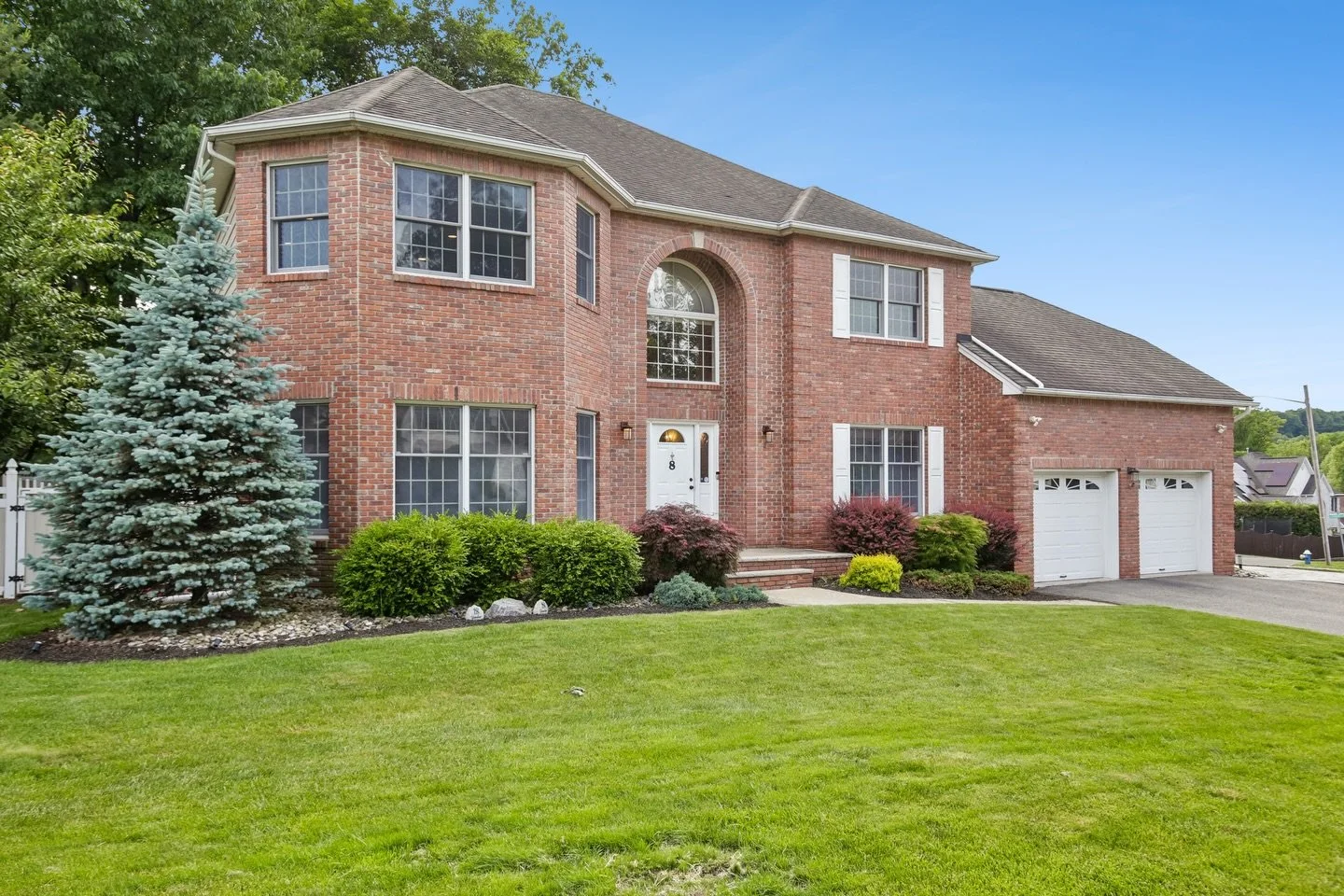 🚨 The kind of West Orange home people are always asking us about. 🚨

8 Harper St offers the kind of space and convenience that&rsquo;s getting harder to find. With 5 bedrooms, 3.1 baths, a finished basement, a private backyard, and plenty of flexib