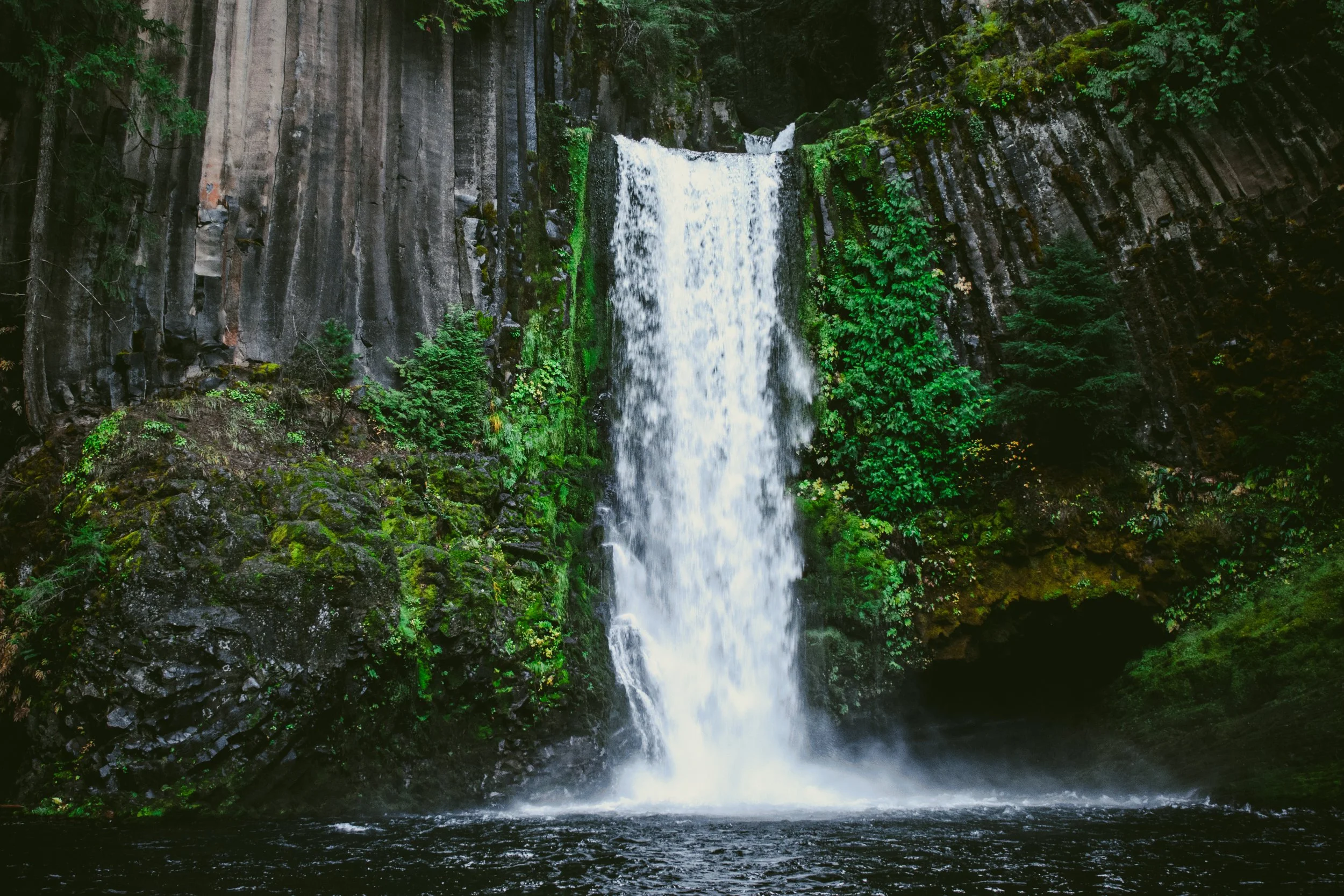 Deep in the Oregon Umpqua forest, lies Toketee falls! a 113 foot beautiful waterfall nestled between sheer rock walls and thick evergreens.
