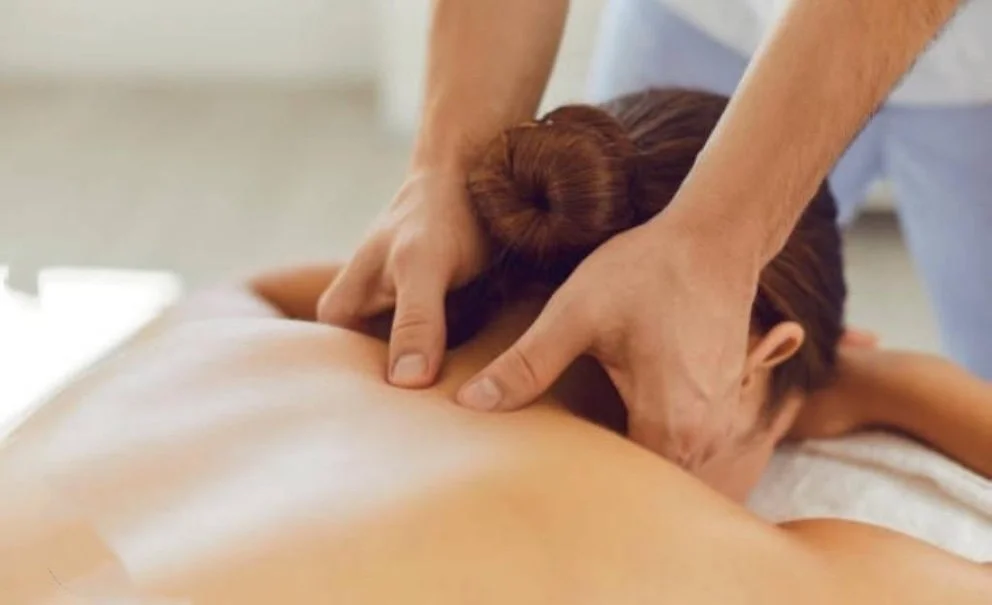 Person erhält eine Rückenmassage im Spa.