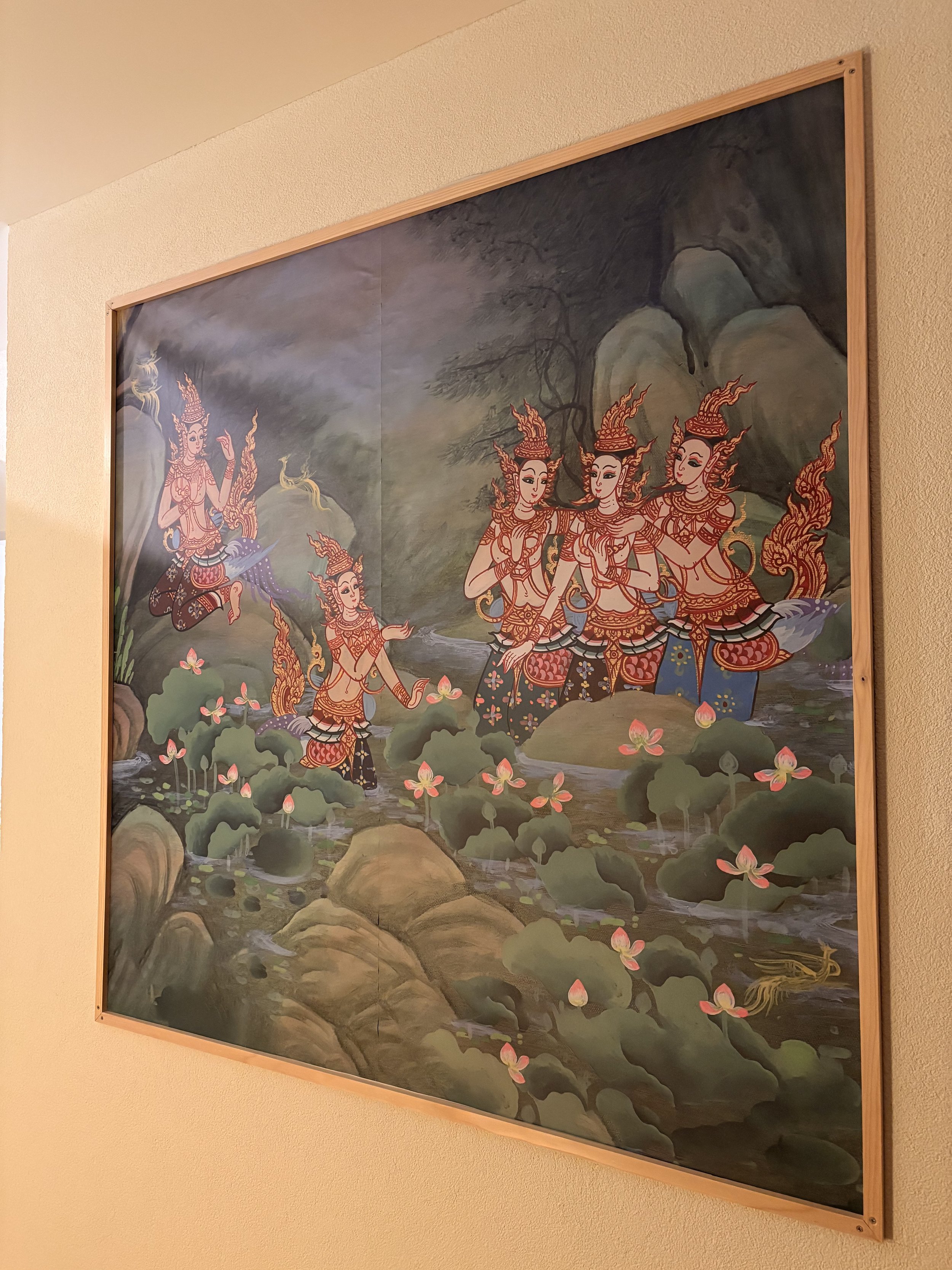 Traditionelle thailändische Malerei mit four Figuren in detailliertem Kostüm in einem natürlichen Umfeld mit Wasserpflanzen und Steinen.