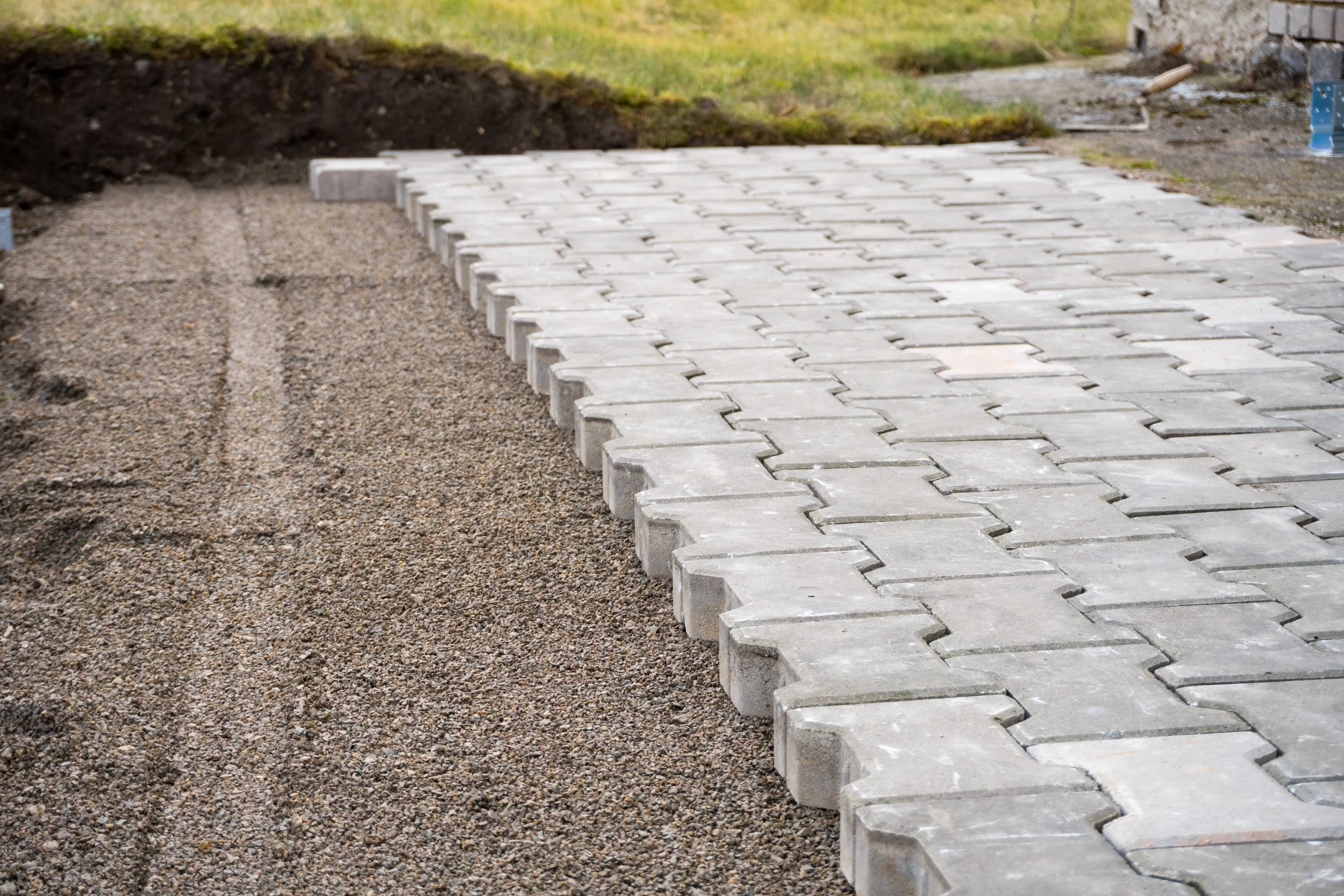 laying-gray-concrete-paving-slabs-house-courtyard-driveway-professional-work.jpg