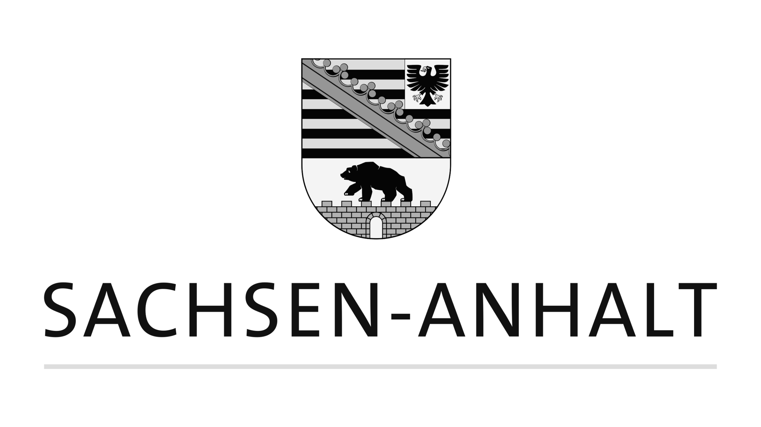 Das Wappen des Bundeslandes Sachsen-Anhalt, das eine schwarze Bär auf einer Mauer im unteren Bereich, horizontale schwarze und weiße Streifen, eine schräg verlaufende Linie mit Kugeln und einen schwarzen Adler mit goldener Krone. Darunter der Schriftzug 'Sachsen-Anhalt'.