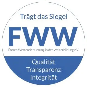Hohes ovales Logo mit Text, das den FWW-Qualitäts- und Transparenzstandard zeigt, "Trägt das Siegel" und dem Text "Forum Werteorientierung in der Weiterbildung e.V." sowie den Worten "Qualität, Transparenz, Integrität".