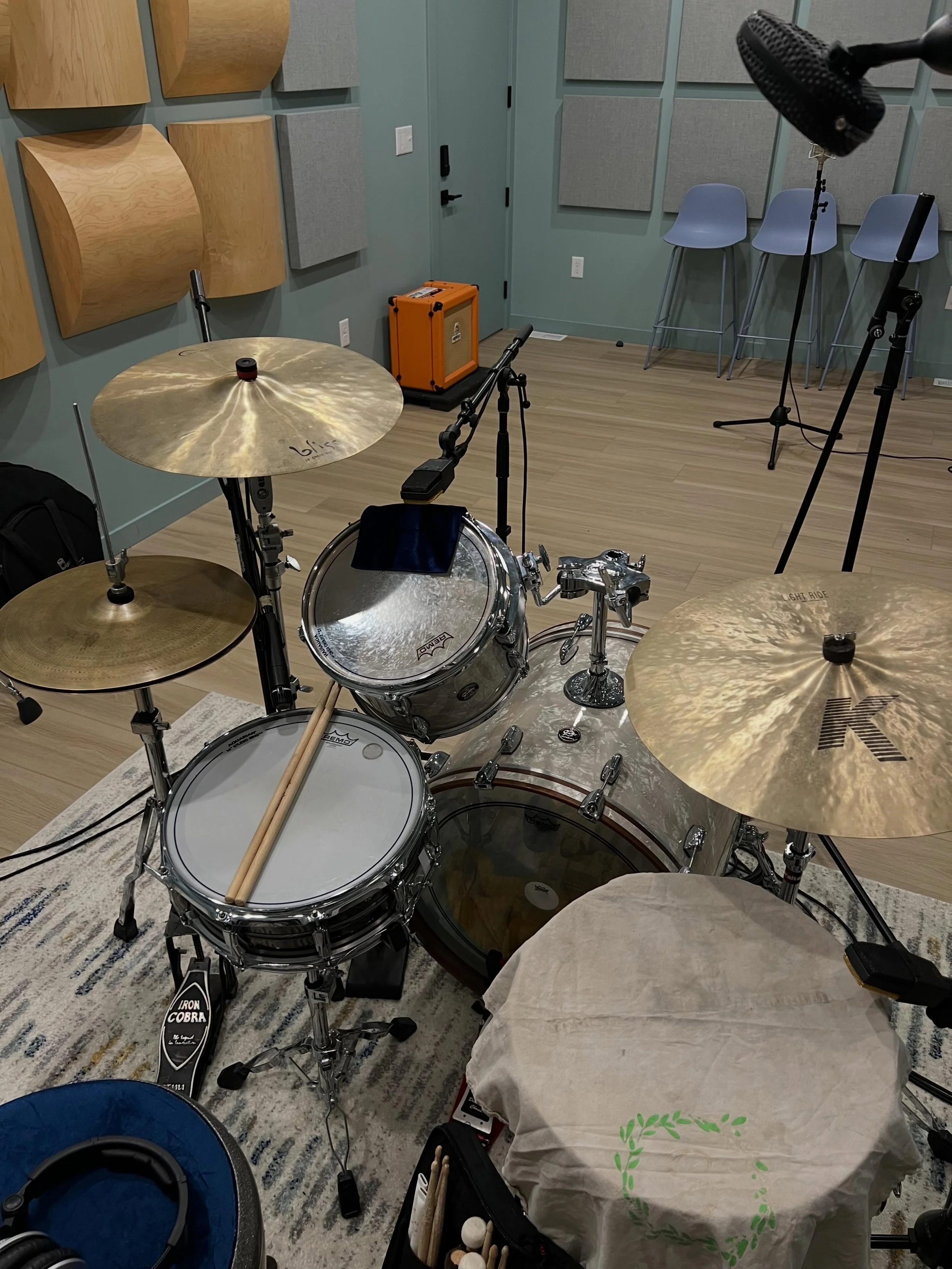 Tracking drums at the studio for the talented @erica_bisbey 🌟🥁🎤

#recordingstudio #minneapolismusic #recordingdrums #dreamboxmn