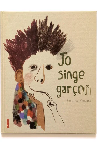 Book cover of 'Jo Singe Garçon' featuring a stylized illustration of a person with spiky hair, colorful clothing, and a finger on their lips.