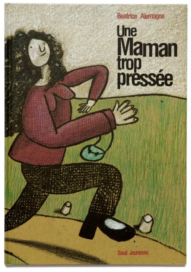 Cover of a book titled 'Une Maman trop pressée' by Beatrice Alemagna, featuring an illustration of a woman with curly hair, wearing a red checked jacket and brown pants, running with perfume bottles around her.