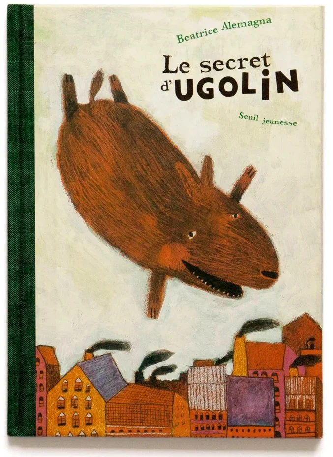 Book cover of 'Le secret d'Ugolin' by Beatrice Alemagna, featuring a large, whimsical brown animal, flying above a colorful cityscape with smoke coming from the buildings.