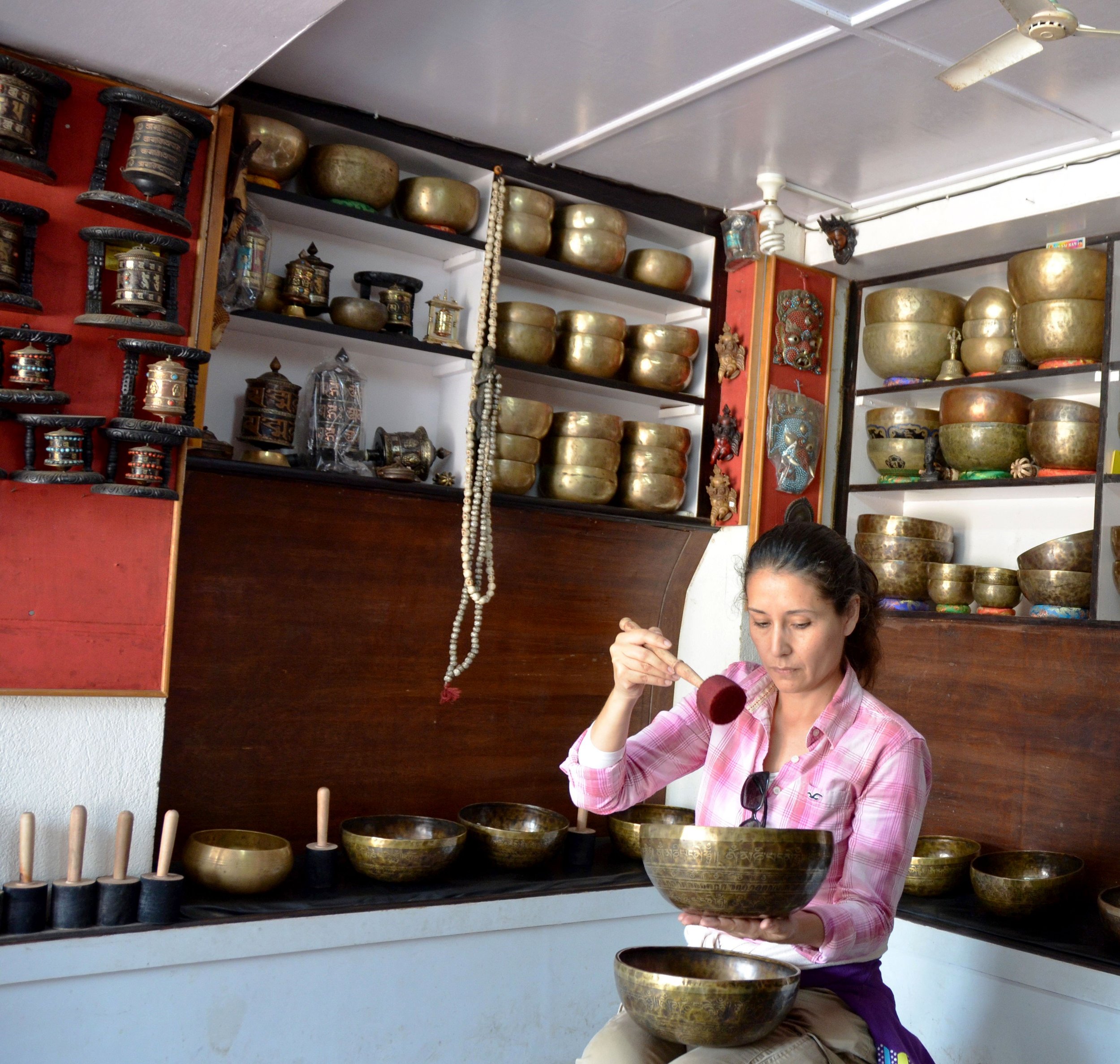 Aprendiendo a usar los healing bowls en Katmandu, Nepal