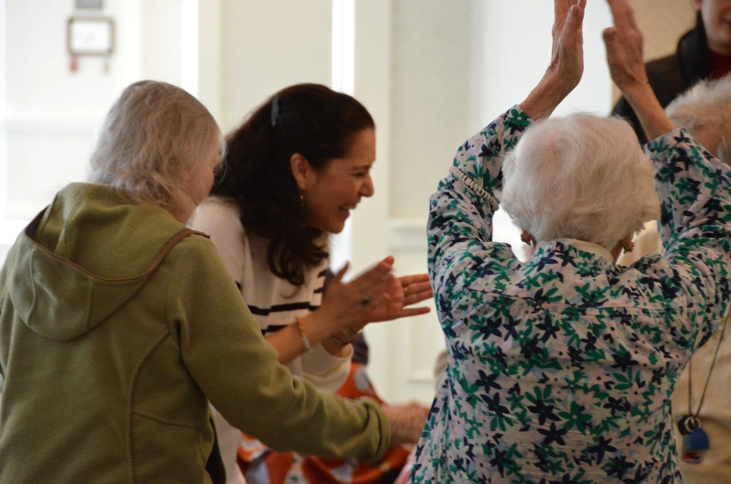Una clase de Sanación con Música donde la música se convierte en un puente de conexión y presencia, despertando sonrisas, movimiento y cantos que llenan el espacio de alegría, amor y sentido de comunidad.