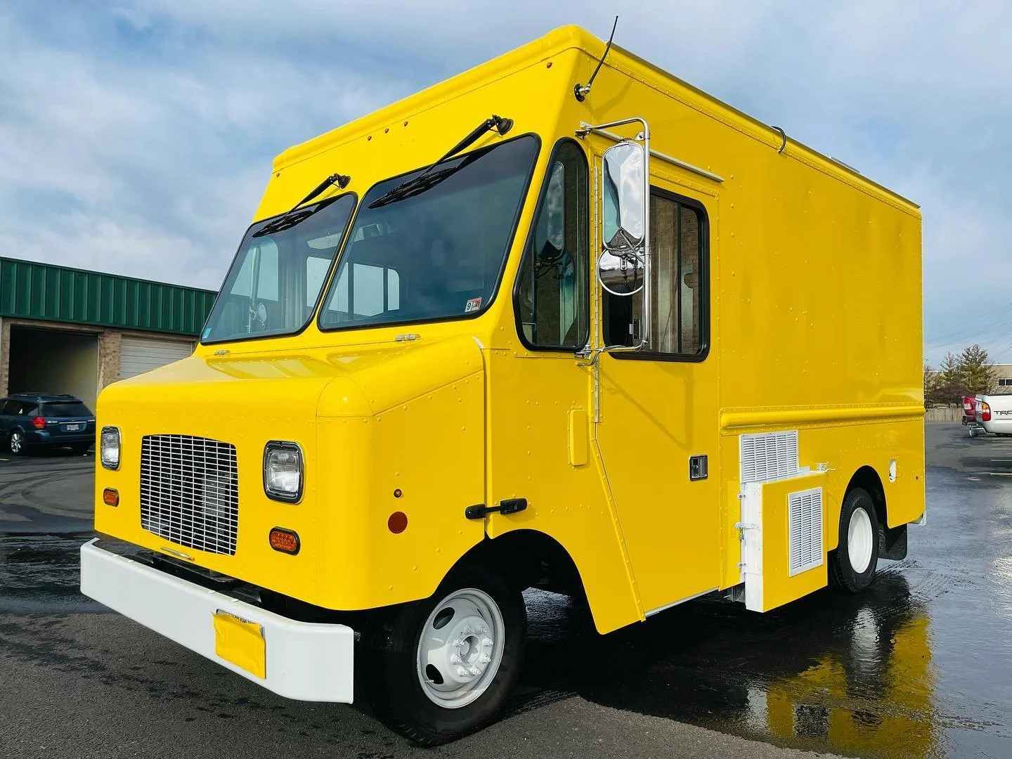 Food truck color change! Installed with @cheetah.wrap @ffellers 💪

#brandingdesign #professional #installer #foodtruck #localizeit #custom #wrapped #work #fellers #magsusa