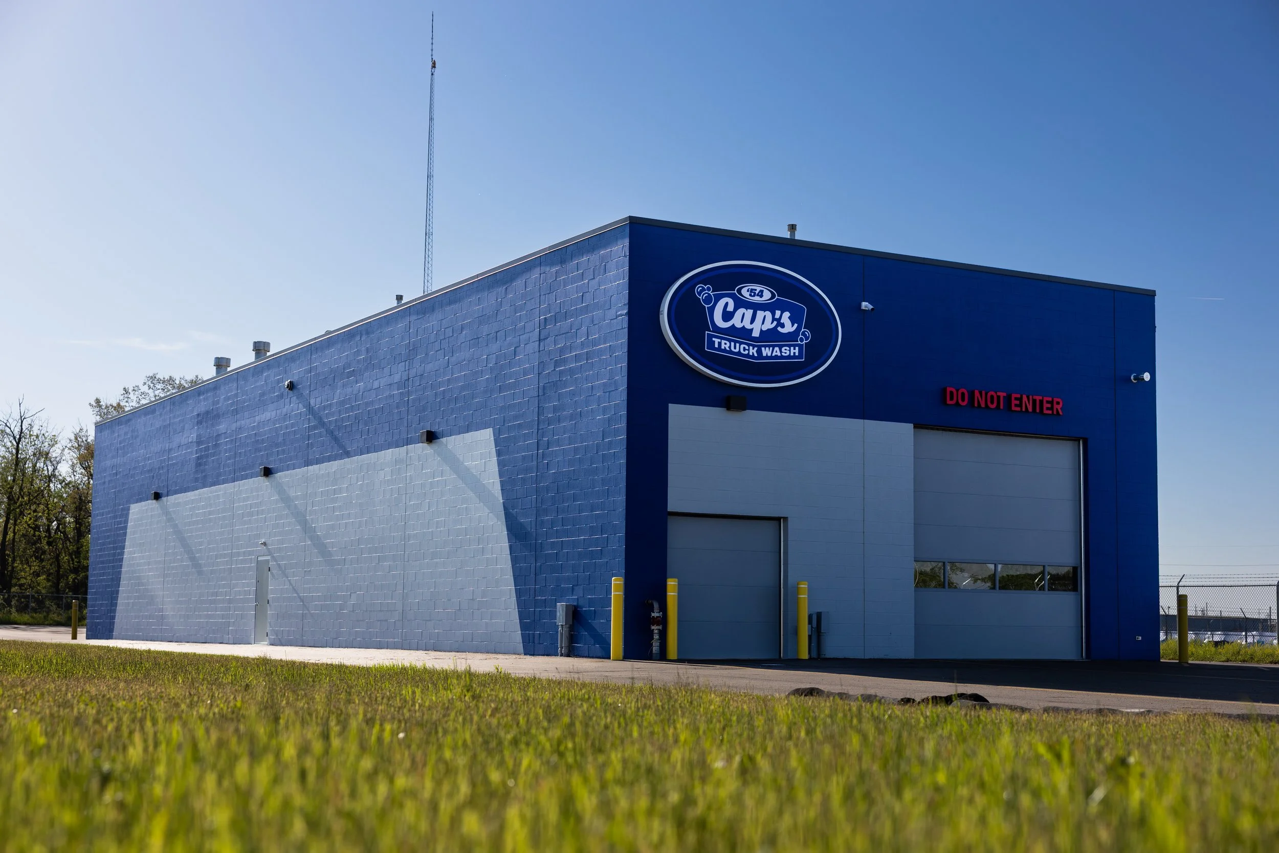 Building picture of Cap's Truck Wash in Canton, Ohio which can service a range of commercial semi trucks, RVs, and smaller vehicles.