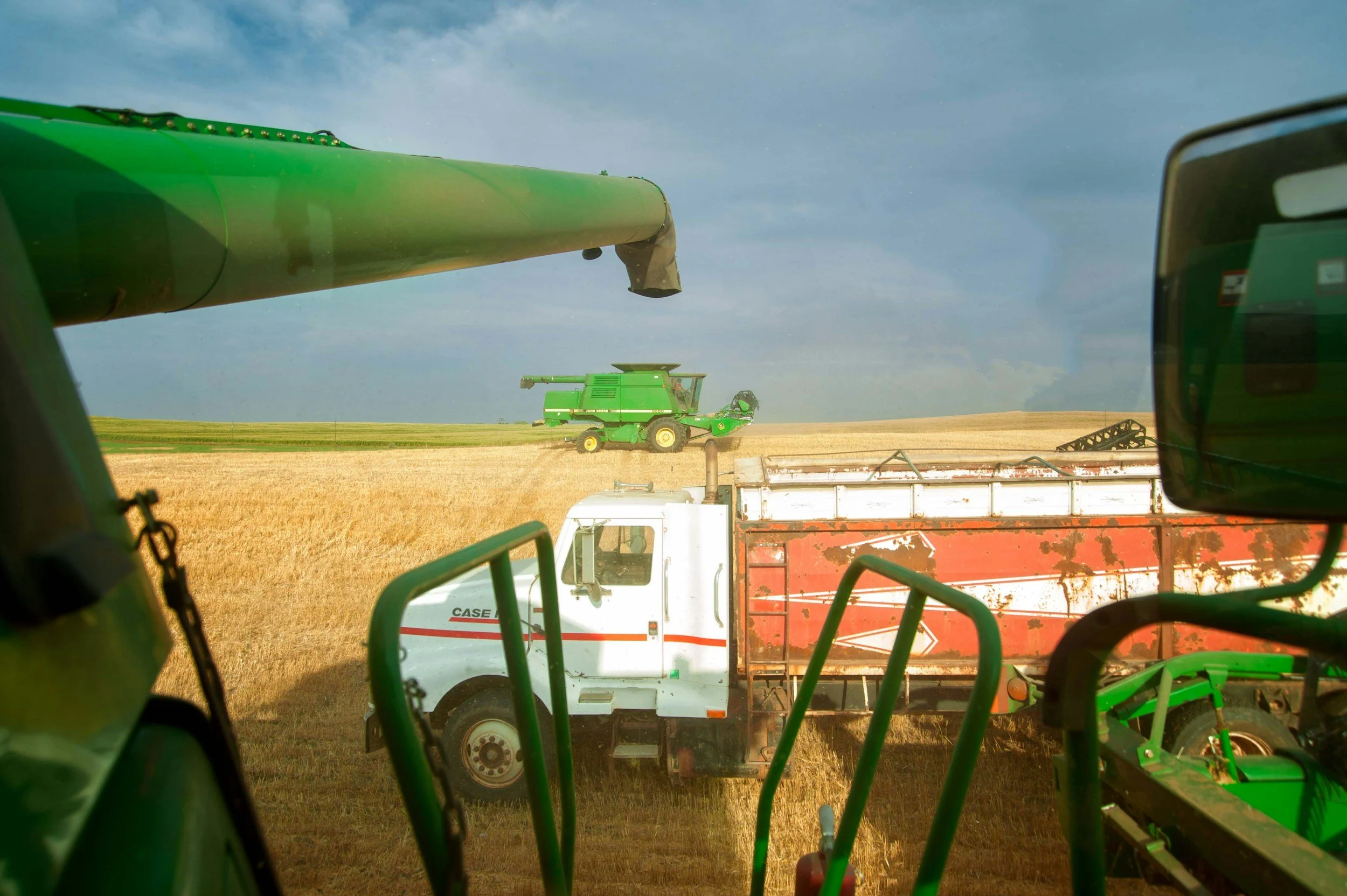 Combine loading a waiting truck