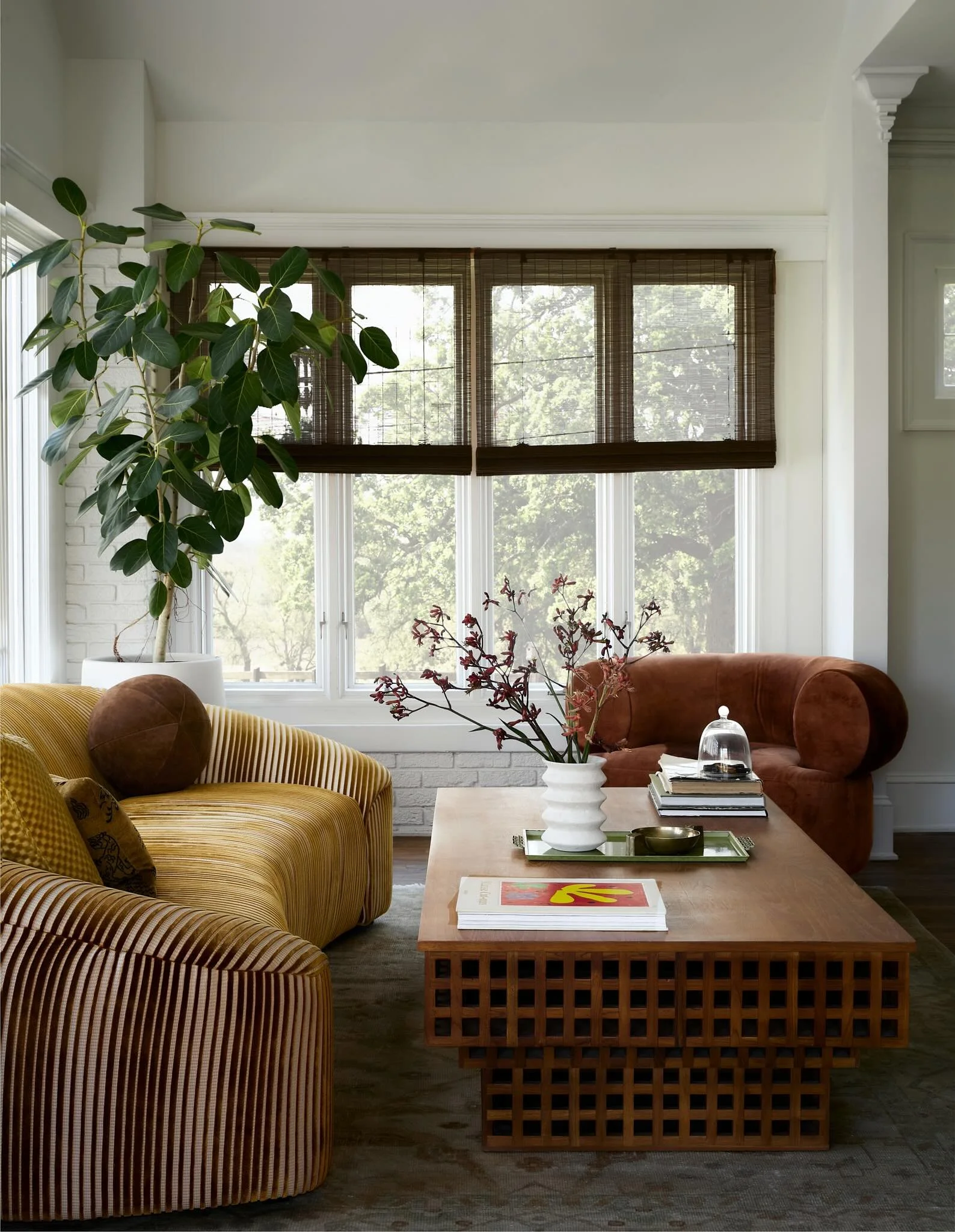VaHi. 

The front room. An entry, dining, and formal living room all layered into one. Swipe for the before. 

photography: @elliottfuerniss_photo 
stylist: @melissatrn | @elissabenziestyle