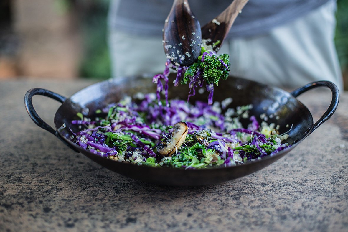 Wok de quinoa com brócolis, repolho roxo e cogumelos