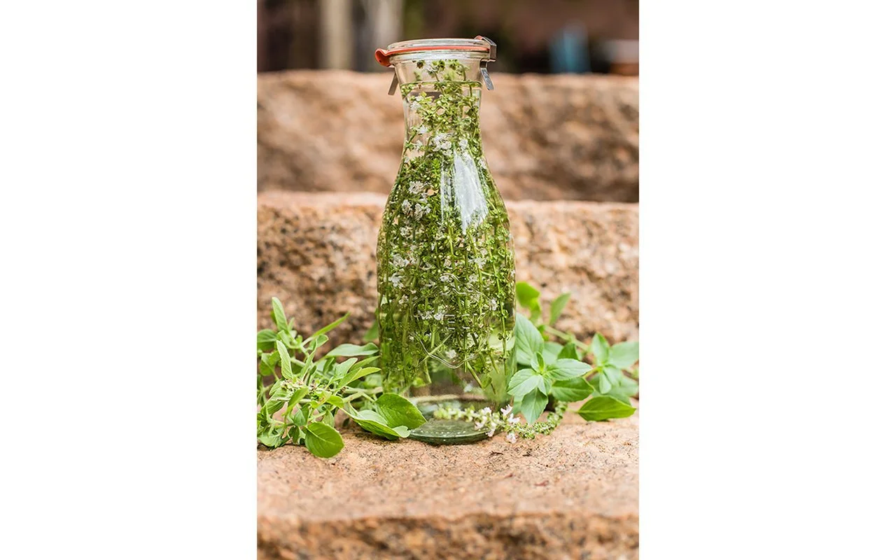 Água solarizada com flor do manjericão