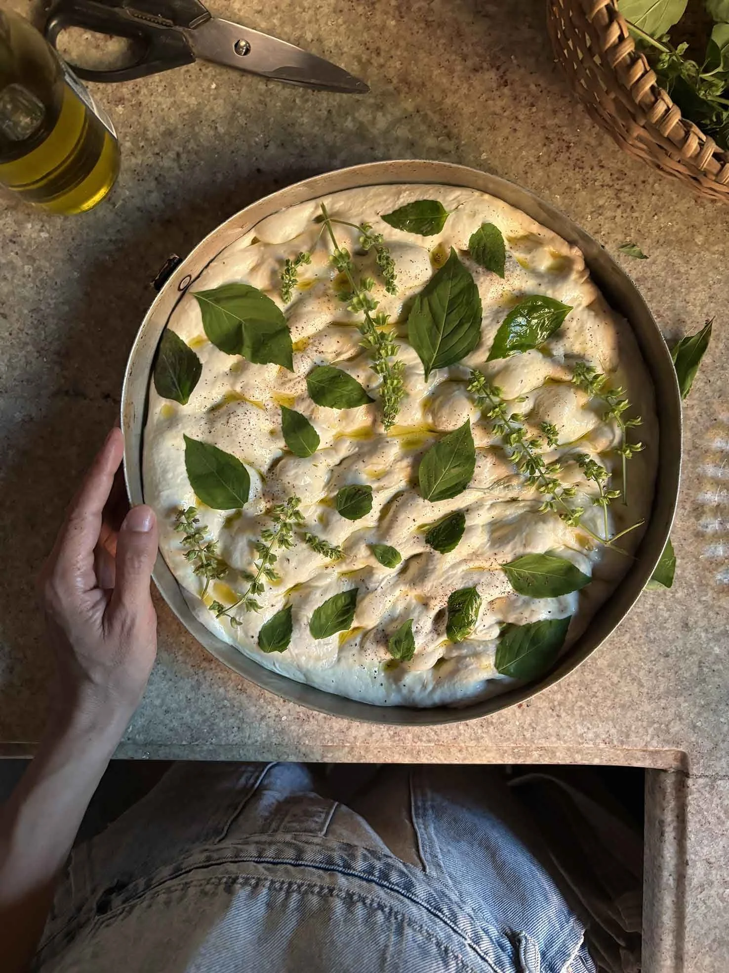 Focaccia com folhas de alfavaca