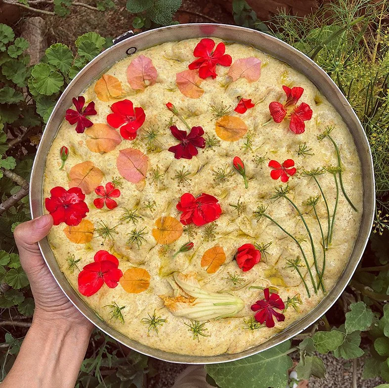 Focaccia Floral com batata-doce salmão e cúrcuma
