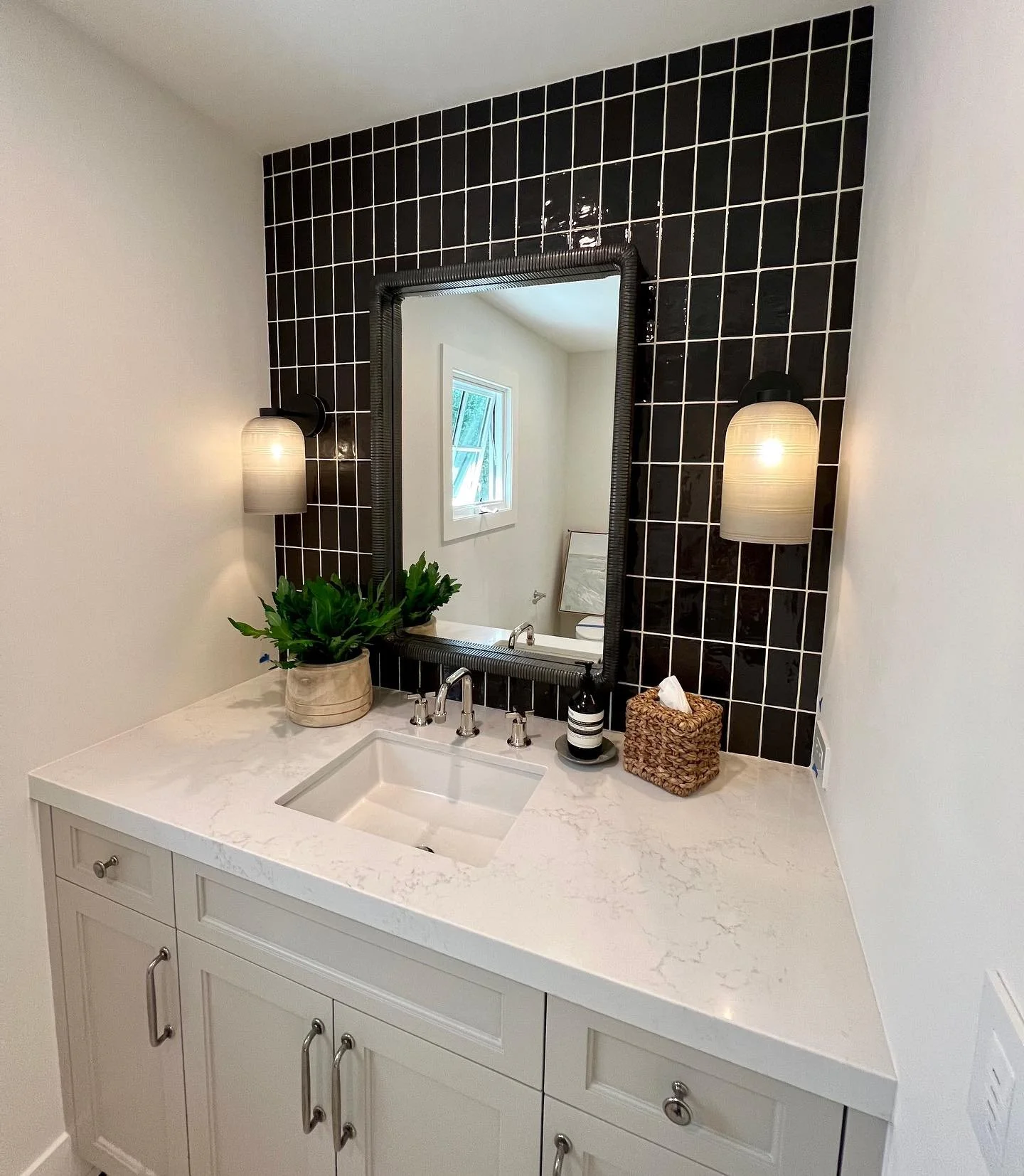 Sneak peek of a powder bath from our latest renovation in Newport Beach. Can&rsquo;t wait to show you more SOON! 🤍

#homerenovationinspiration #renovationsofIG #beforeandafterrenovations #bathroomreno #kitchenreno #homeremodel #dailyrenovationupdate