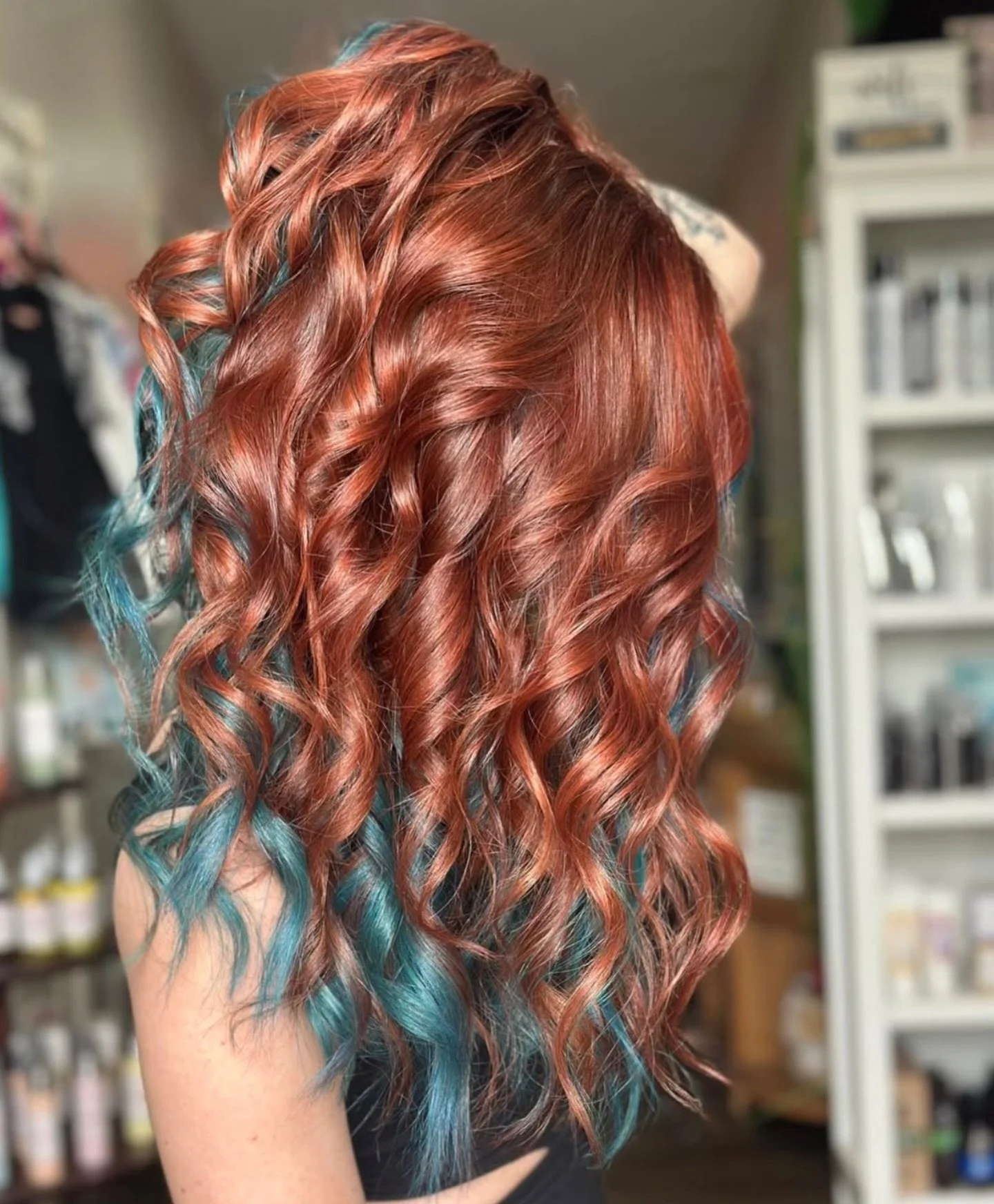 If &ldquo;chef&rsquo;s kiss&rdquo; was a color&hellip; this would be her 💋✨

Rich. dimensional. a little bold&hellip; a little addictive 😮&zwj;🔥

If you&rsquo;ve been thinking about switching it up&mdash;this is your sign.
✨ Tap the link in bio to
