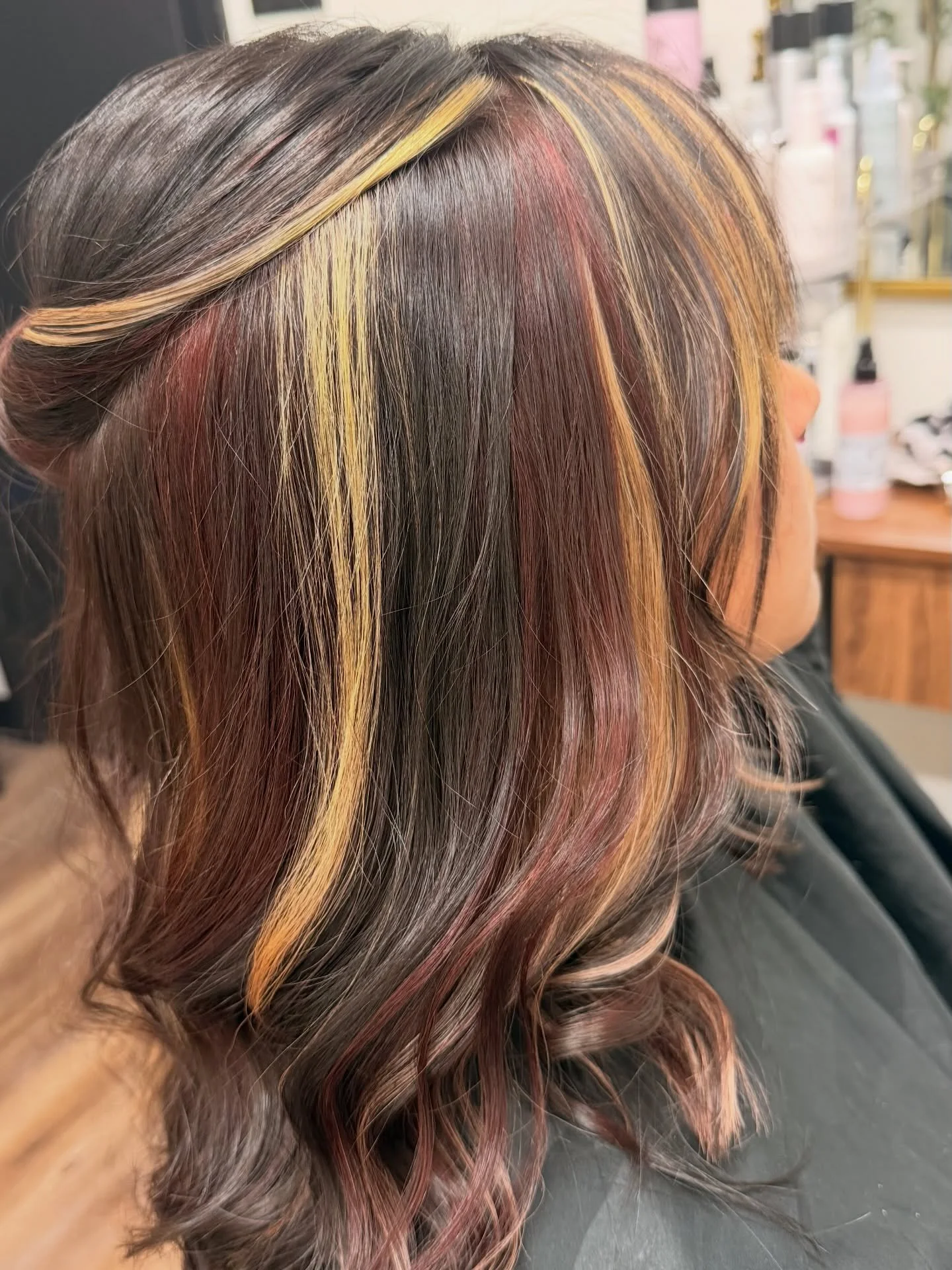 There&rsquo;s something so beautiful about dimension&hellip;
light and depth working together 🤎🤍🖤 #calicohair #deminsionalcolor #softandboldhair #easttxhairstylist