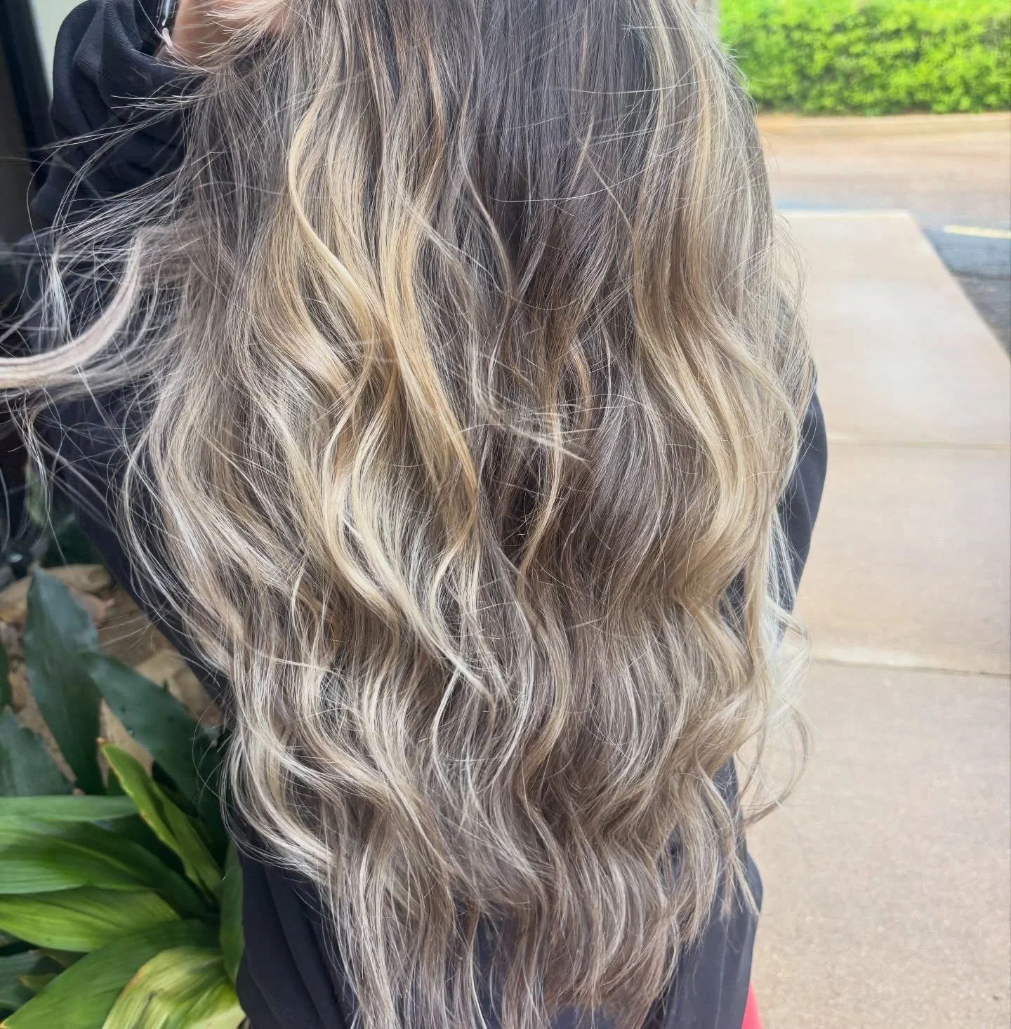 She said she wanted a change&hellip;
so we took her from basic brunette to cool mom 🤎✨
You know the vibe&mdash;
effortless, dimensional, a little brighter&hellip;
like she drinks iced coffee, loves Jesus &amp; Target runs!
🤎
👏🏽 The best part? Thi