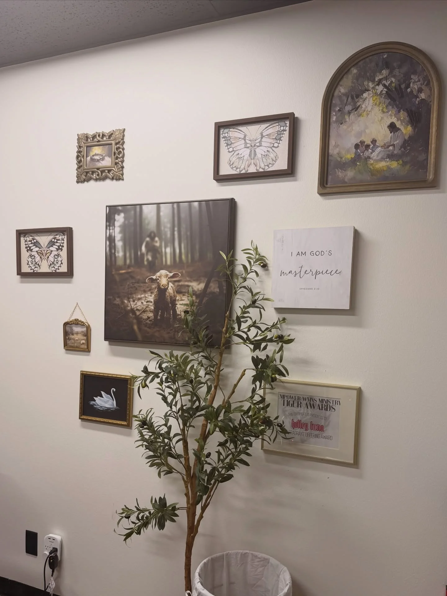 Busy &amp; blessed 🙌🏽 Worked on the gallery wall yesterday 🩷 what do you think? #thankful #longviewstylist #etxhairstylist #blondespecialist #livingforjesus