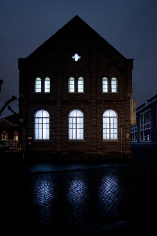Love Motel for Insects: Museum Het Domein Variation. Museum Het Domein, Sittard, The Netherlands, 2014. Ultra-violet lights installed in museum windows, filters, invited insects. Photograph by Bert Janssen.