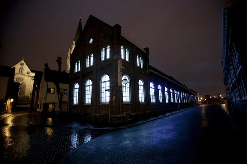 Love Motel for Insects: Museum Het Domein Variation. Museum Het Domein, Sittard, The Netherlands, 2014. Ultra-violet lights installed in museum windows, filters, invited insects. Photograph by Bert Janssen.