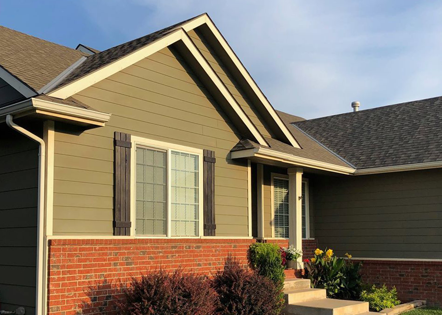 Oranssi carpenter using bench saw