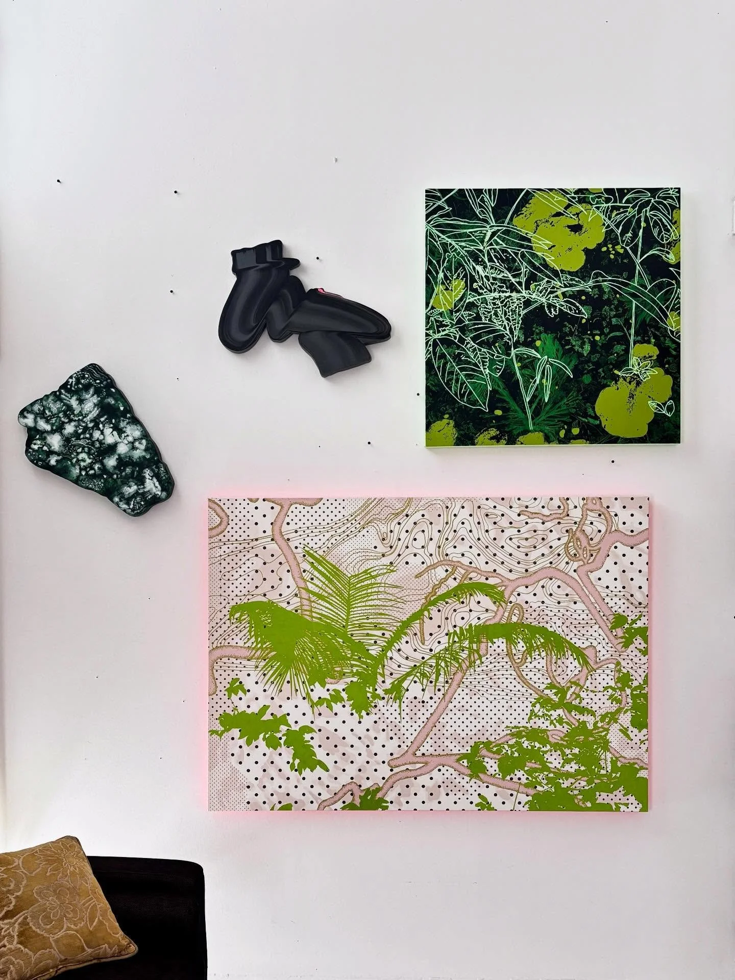 Glow up: a magnified grain of sand, simbiosis, floresta and a black swirl🏮✨🌱 &hellip;.y muchos chilillos

#artstudio