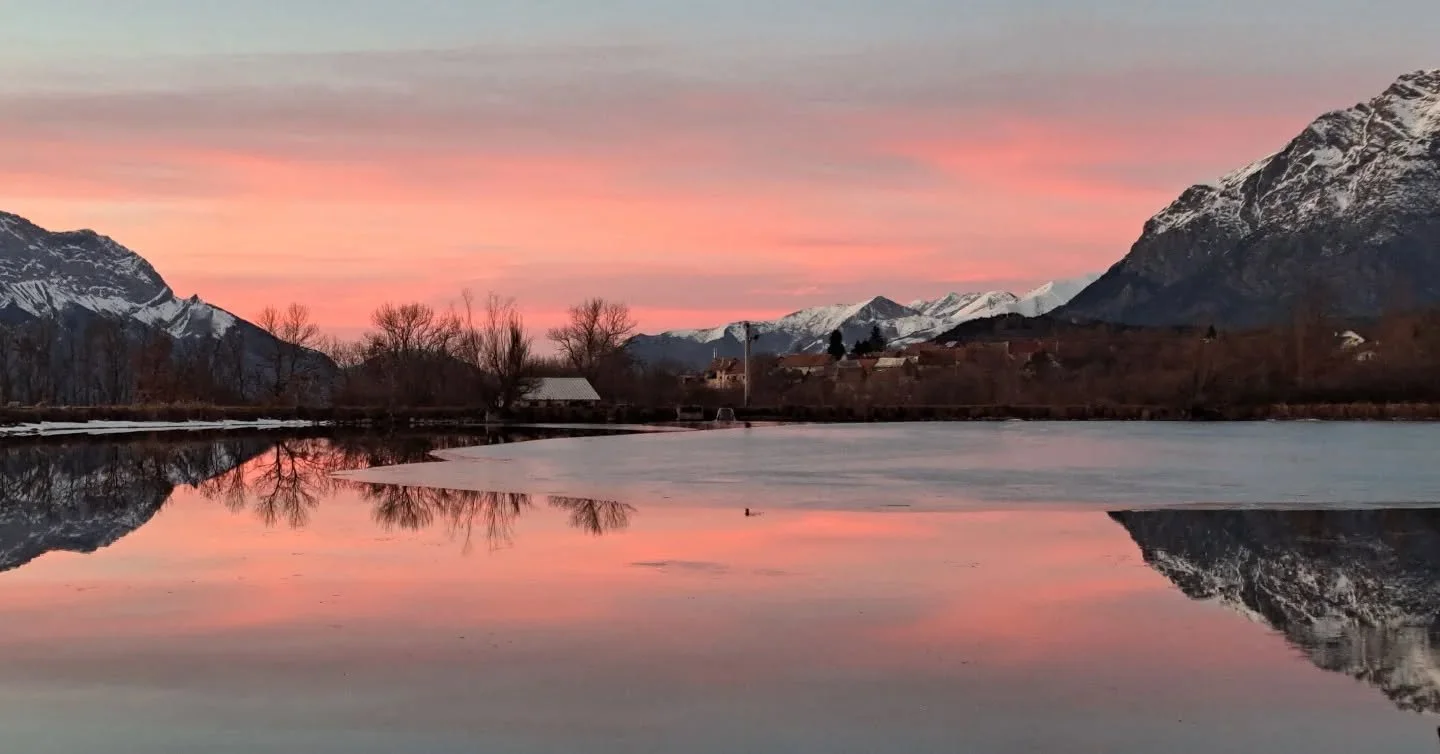 Magic hour at L'Aulaigner #sunset #playinyourday #alpenglow #hautesalpes05 #wildweeadventures